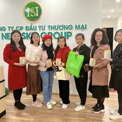 Các đại lý từ thị trường Phú Quốc chụp hình kỷ niệm tại văn phòng công ty