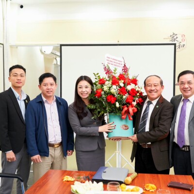 Nhân ngày "Thầy thuốc Việt Nam 27/02" đại diện BLĐ Công ty Newsky Group đã đến thăm và tặng hoa các y, bác sỹ Viện IEP